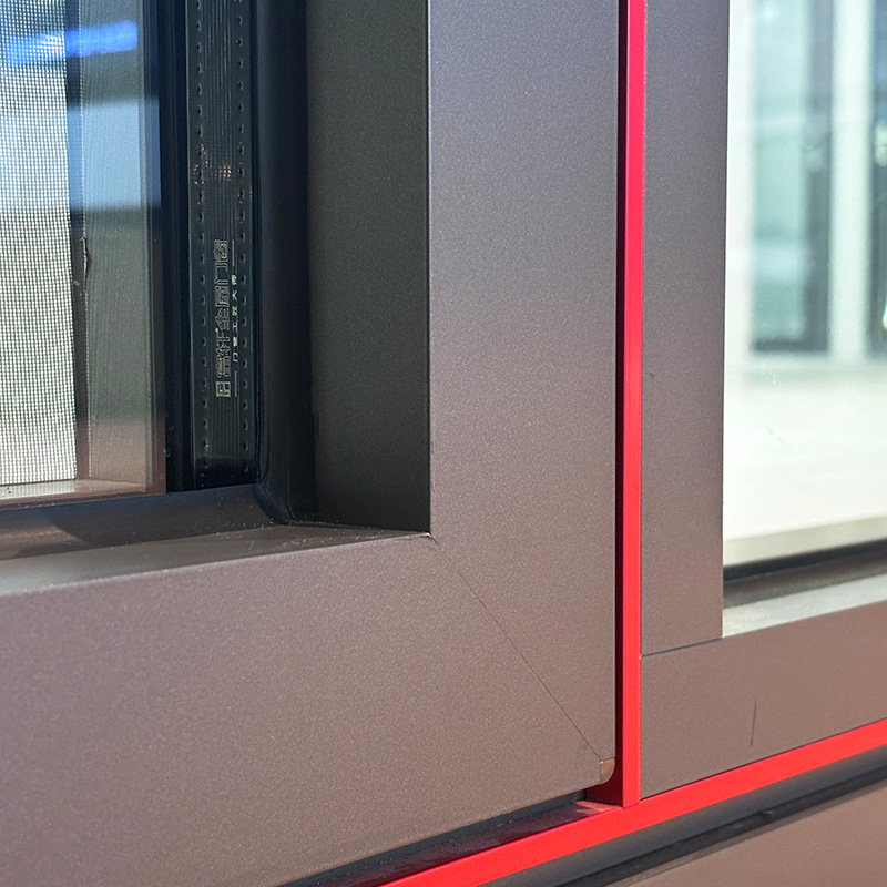 <span style="font-size:18px;"><strong>Glass enters the slot</strong></span>