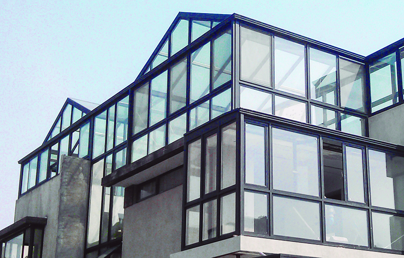 <span style="font-size:18px;"><strong>Black sunroom</strong></span>